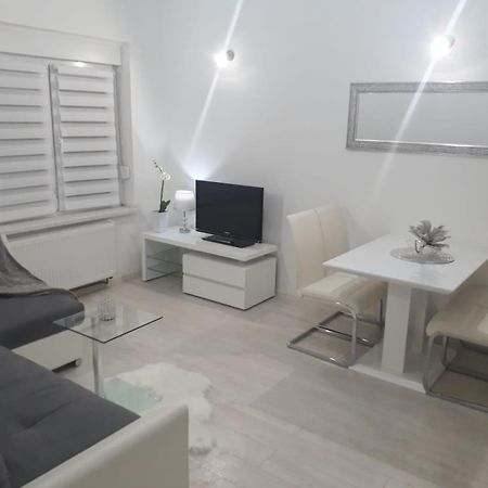 Apartman Kristina - Self Check In & Check Out Otočac Exterior foto